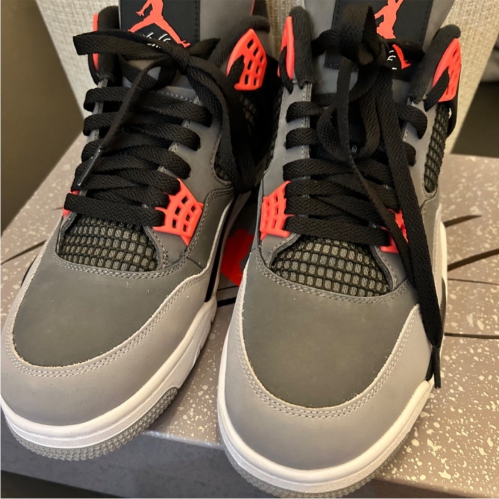 Jordan 🇯🇴 Infrared 4 size 12
Brand New 🆕 in box 📦
